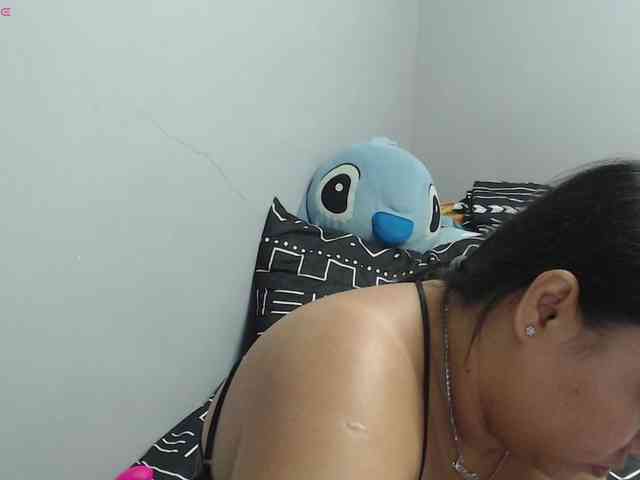 BubbleButtPinay webcam