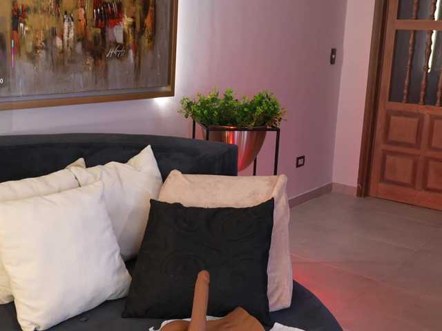 SofiaReyes1's BongaCams show and profile