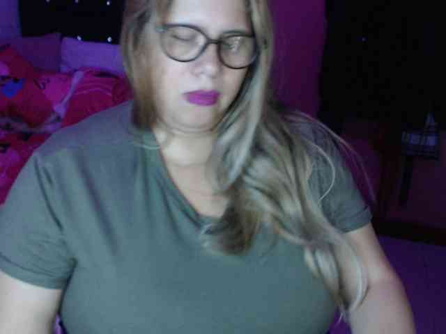 ElizabethTaylor8 Live Webcam on BongaCams