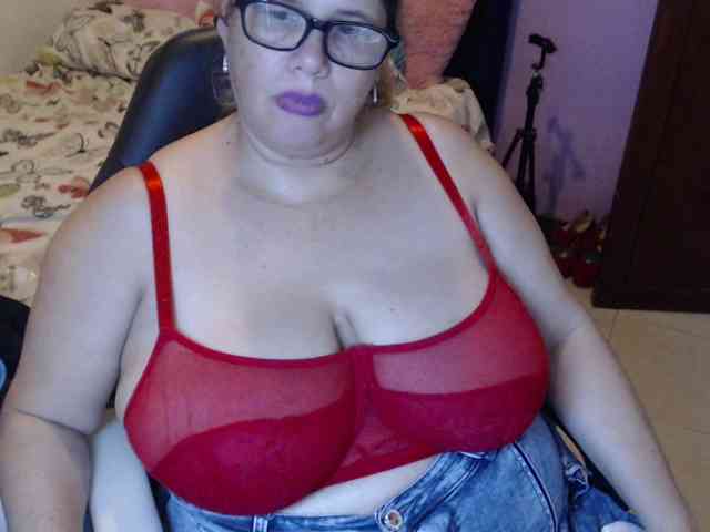 ElizabethTaylor8 Live Webcam on BongaCams