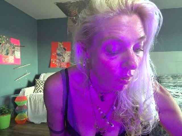 mylfGlama webcam