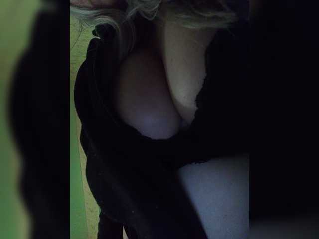 EveHugs's BongaCams show and profile