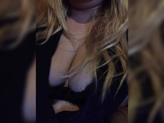 EveHugs's BongaCams show and profile