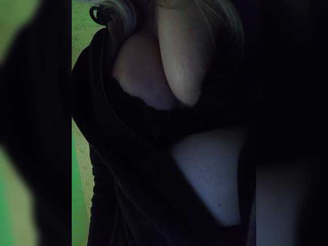 EveHugs's BongaCams show and profile