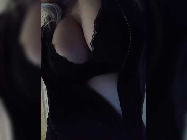 EveHugs's BongaCams show and profile