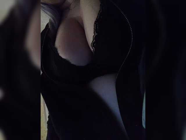 EveHugs's BongaCams show and profile