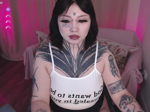 tradishka's BongaCams show and profile