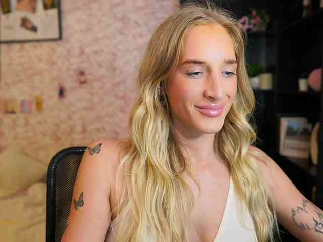 NicoletteShea01 webcam