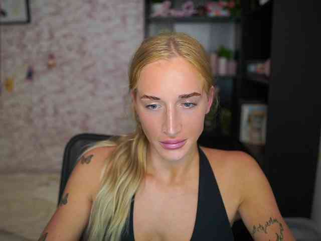 NicoletteShea01 webcam