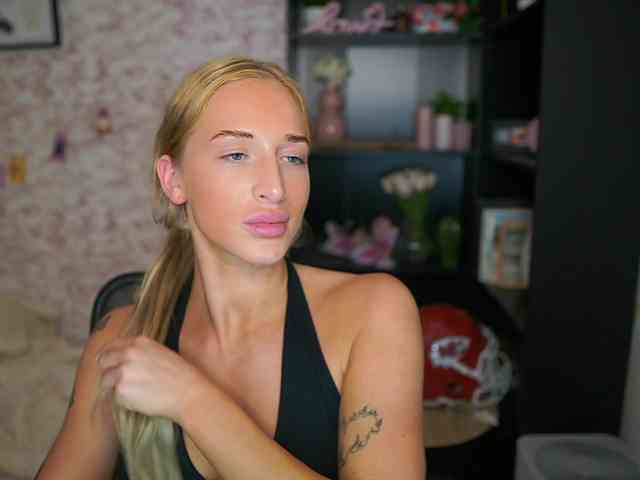 NicoletteShea01 webcam