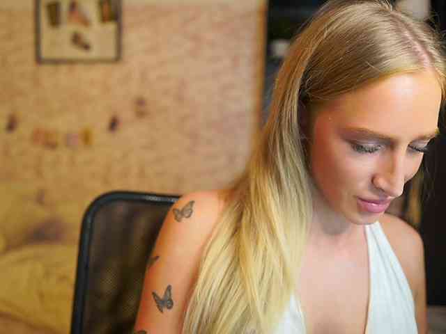 NicoletteShea01 webcam