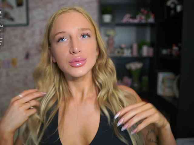 NicoletteShea01 webcam