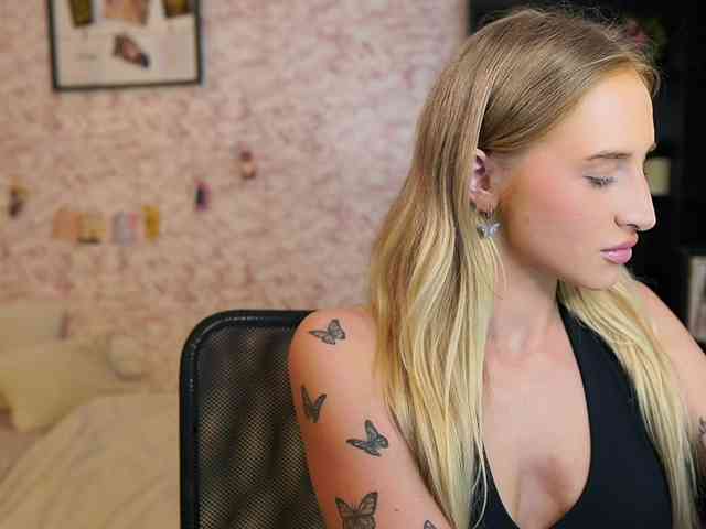 NicoletteShea01 webcam