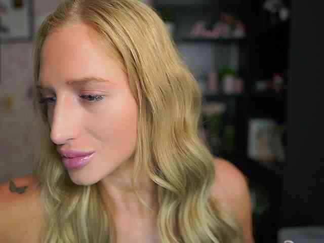 NicoletteShea01 webcam