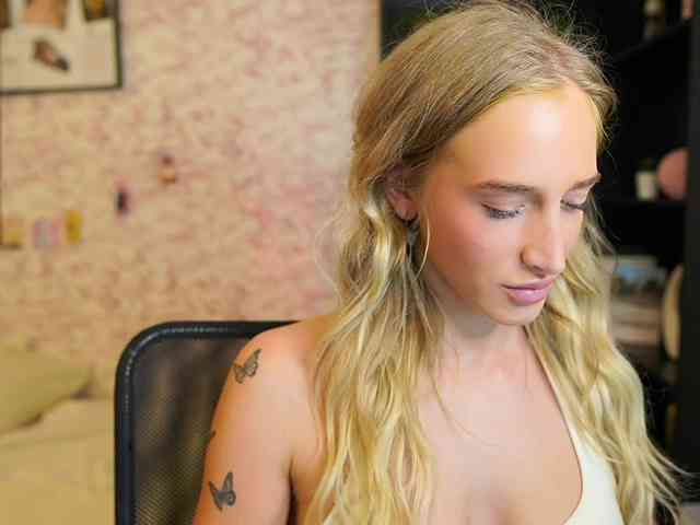 NicoletteShea01 webcam