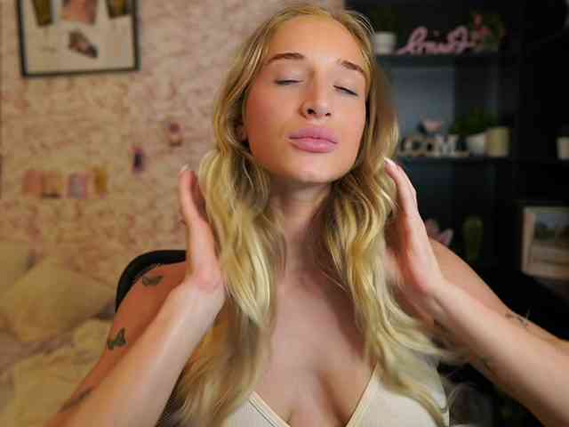 NicoletteShea01 webcam
