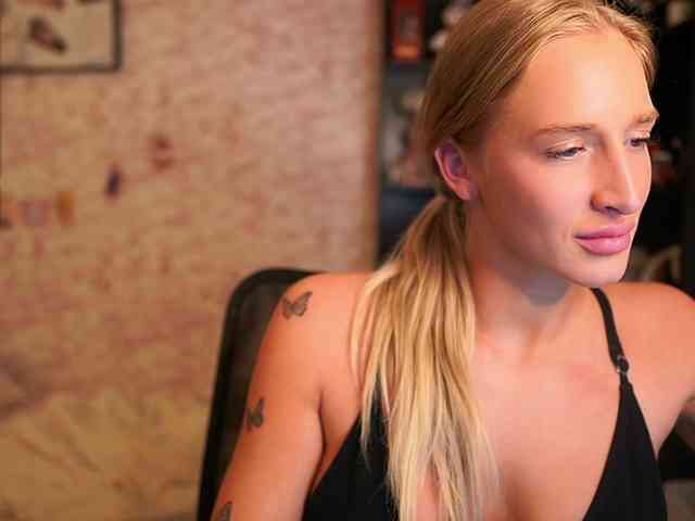 NicoletteShea01 webcam