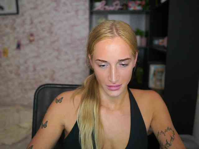 NicoletteShea01 webcam