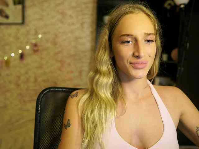 NicoletteShea01 webcam