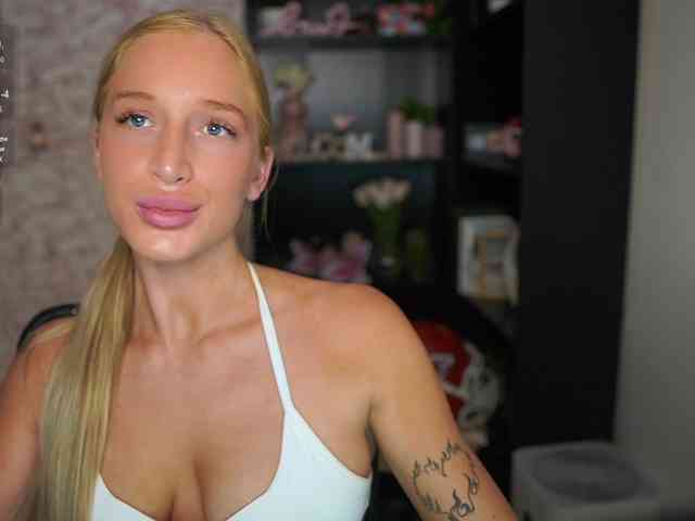 NicoletteShea01 webcam