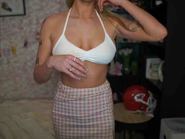 NicoletteShea01 webcam