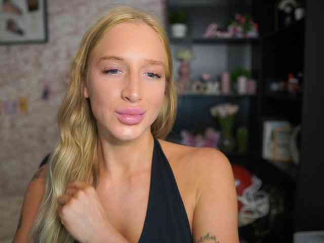 NicoletteShea01 webcam