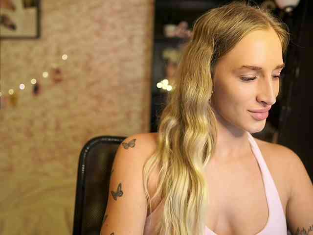 NicoletteShea01 webcam