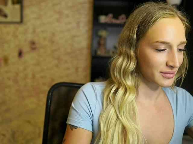 NicoletteShea01 webcam