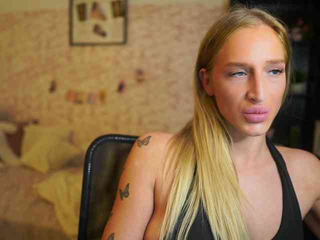 NicoletteShea01 webcam