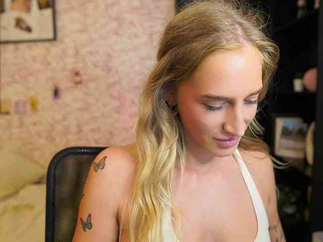 NicoletteShea01 webcam