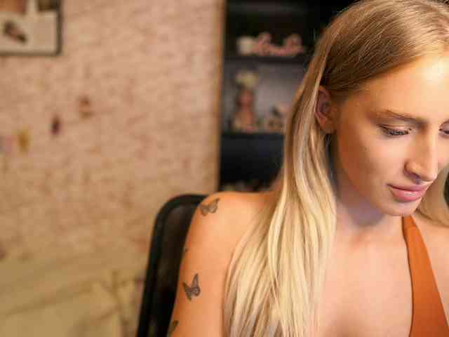 NicoletteShea01 webcam