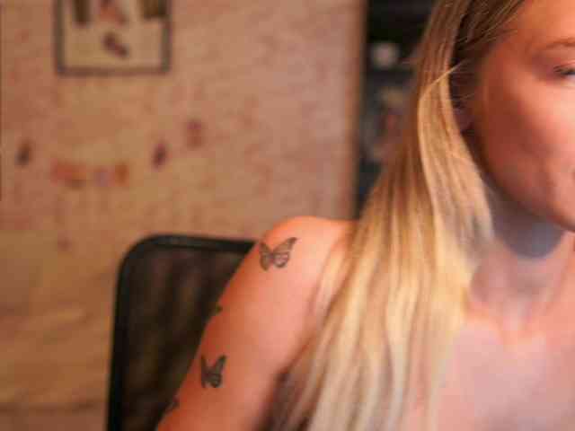 NicoletteShea01 webcam