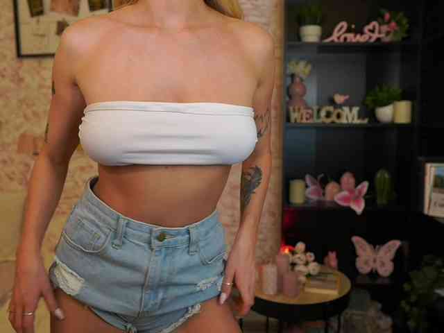 NicoletteShea01 webcam