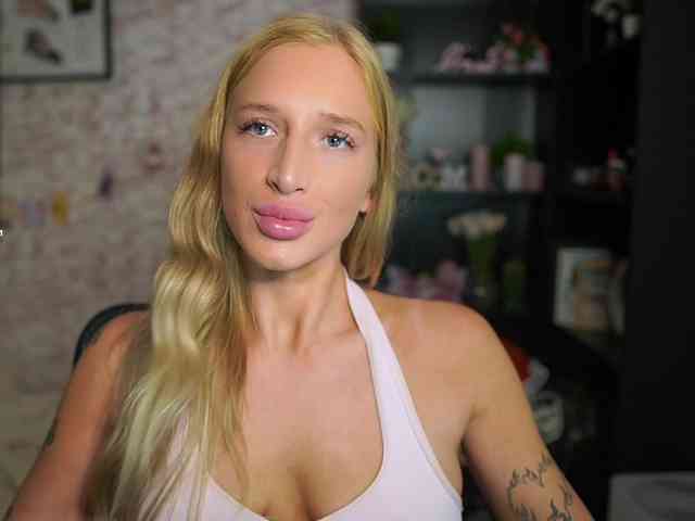 NicoletteShea01 webcam