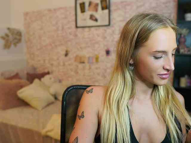 NicoletteShea01 webcam
