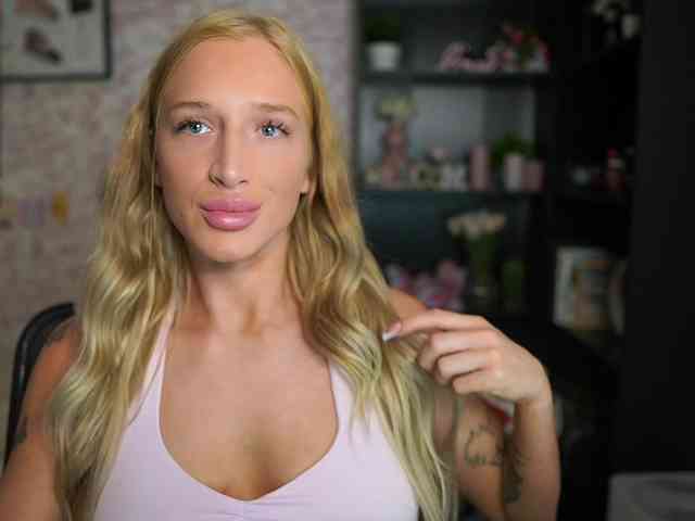 NicoletteShea01 webcam