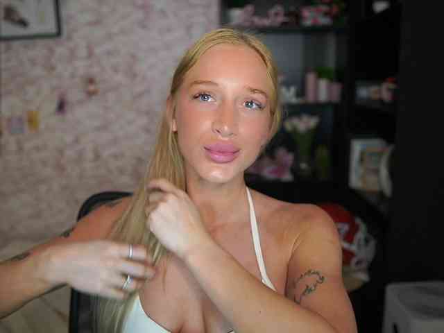 NicoletteShea01 webcam