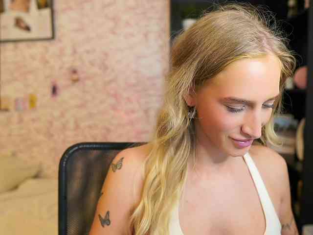 NicoletteShea01 webcam
