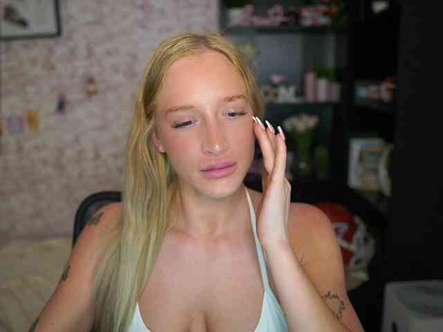 NicoletteShea01 webcam