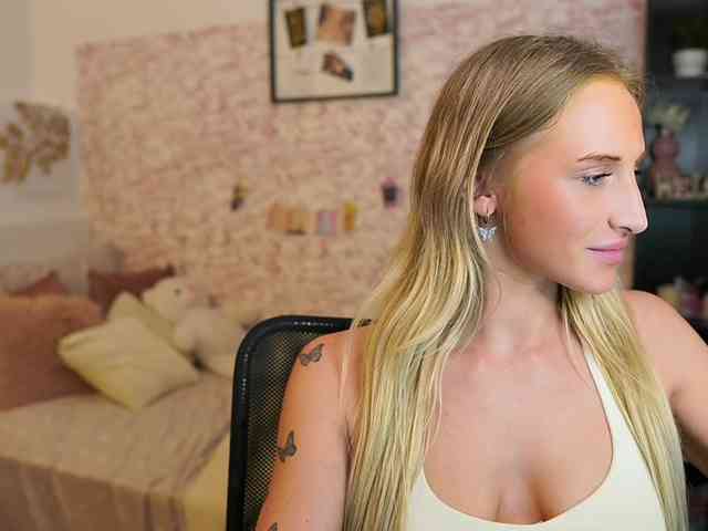 NicoletteShea01 webcam