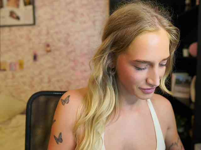 NicoletteShea01 webcam