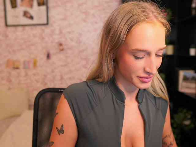 NicoletteShea01 webcam