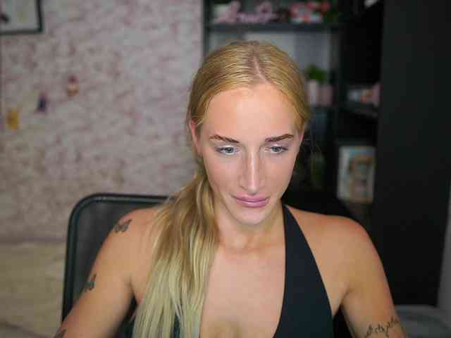 NicoletteShea01 webcam