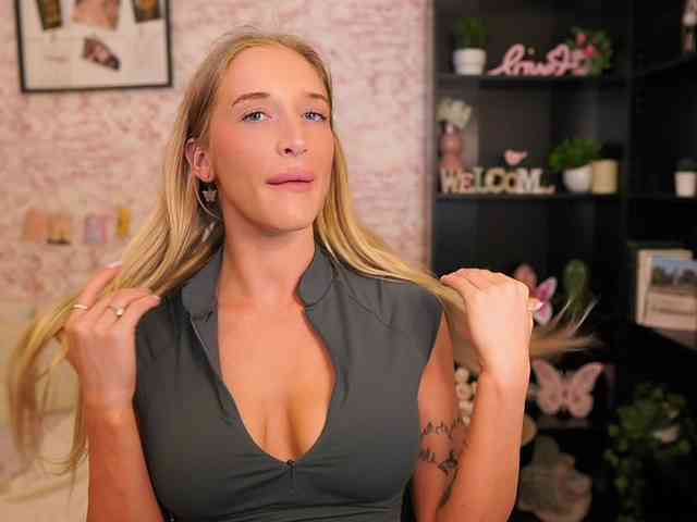 NicoletteShea01 webcam