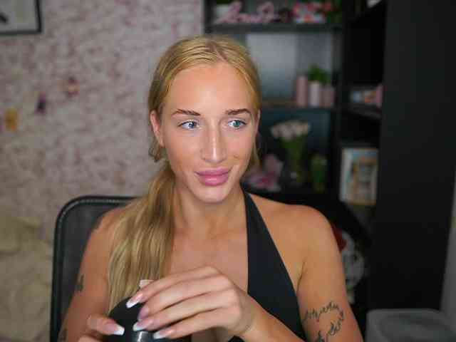 NicoletteShea01 webcam