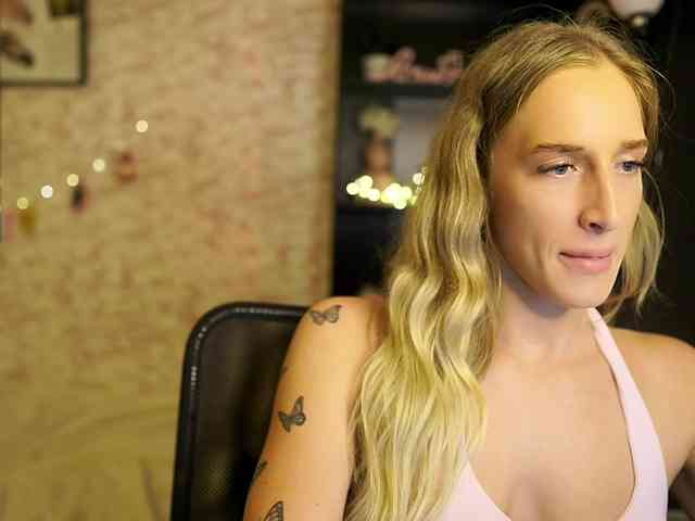 NicoletteShea01 webcam