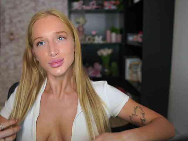 NicoletteShea01 webcam