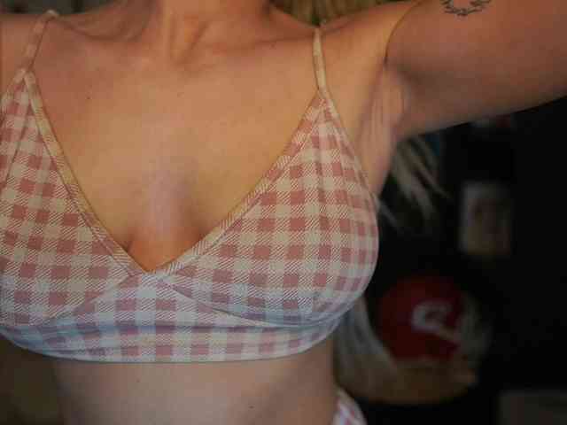 NicoletteShea01 webcam