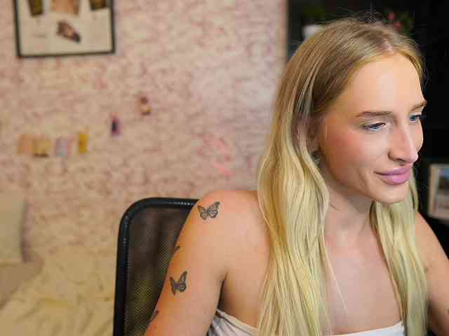 NicoletteShea01 webcam