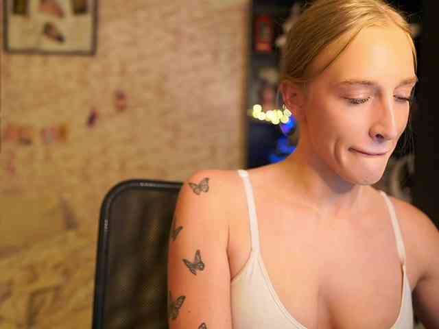 NicoletteShea01 webcam